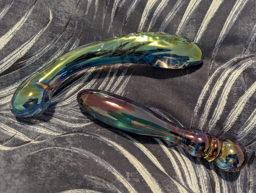 The Kalii laid alongside another biird Elements piece on patterned grey fabric.